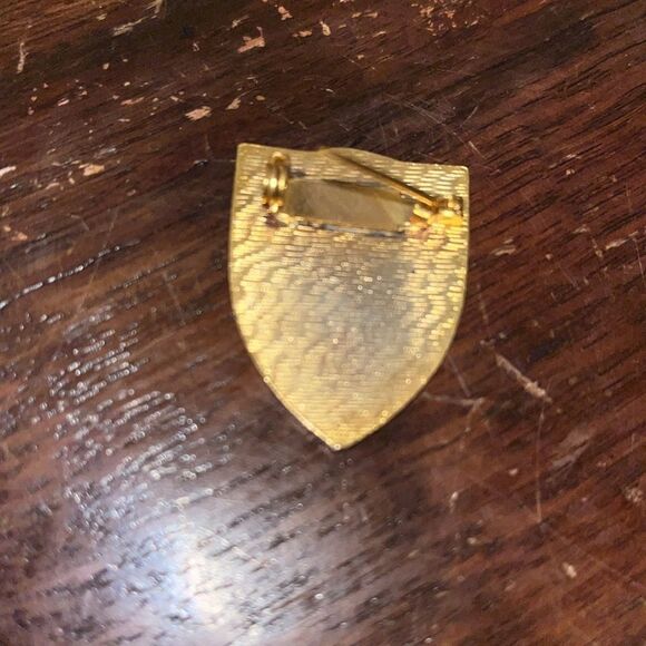 Vintage Stowe Vermont 3 Flags Ski Winter Resort Mountain Button Pin Pinback - Picture 3 of 3